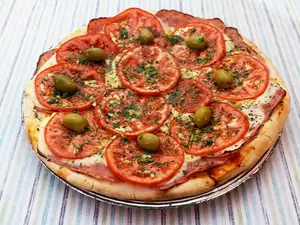 Pizza napolitana con jamón a la piedra