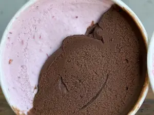 Helado de chocolate con fruta