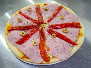 Pizza lista jamon y morrones