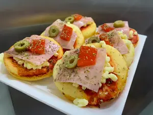 Pizzetas listas jamon y morrones