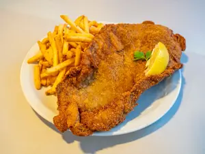 Milanesa de carne con guarnición