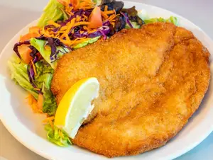 Milanesa de pollo con guarnición