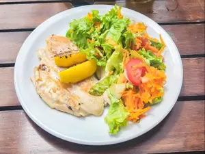Pechuga grillada con guarnición