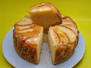 Porcion budin humedo de manzana invertida