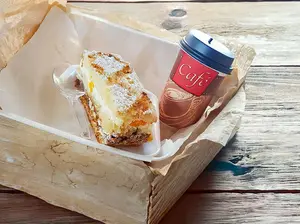 Café con porción de torta