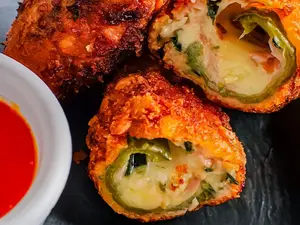 Jalapeños apanados rellenos