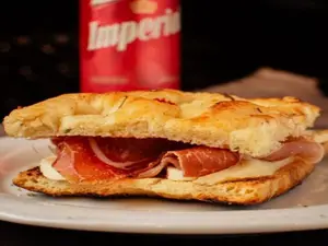 Sandwich de jamon crudo y brie