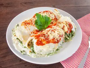 Canelones con salsa mixta