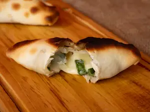 Empanada de queso y cebolla