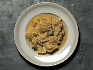 Ravioles de pollo y mix hongos