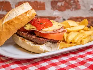 Choripan a la Pizza con Fritas