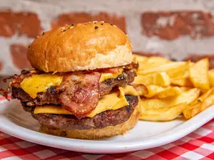 Hamburguesa Xr250 con Fritas