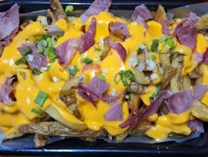 Con panceta, cheddar y verdeo