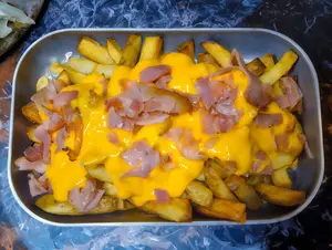 Papas con panceta y cheddar
