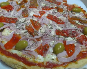Pizza con jamón y morrón