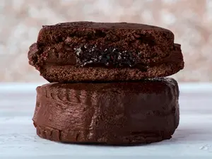 Alfajor de cacao y frambuesa