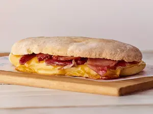 Sándwich crudo y queso