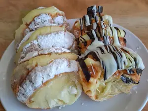 Medialunas con pastelera x6