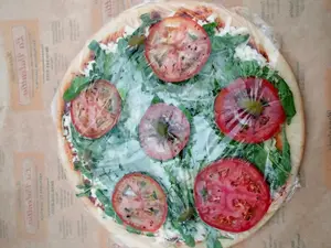 Pizza Lista Rucula Y Tomate