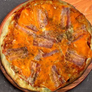 Pizza De Bacon Y Cheddar