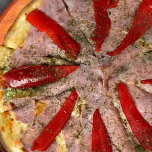 Pizza De Fugazzetta Con Jamón Y Provolone