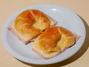 Medialunas con jamón y queso