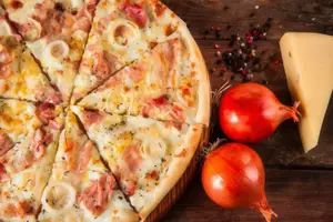 Pizza jamón con palmitos, huevo y salsa golf