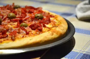 Pizza jamón y morrones