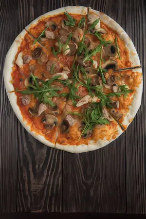Pizza panceta cebolla y hongos salteadas