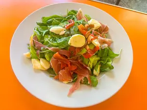Ensalada jamón crudo