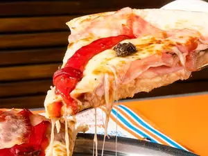 Pizza de jamón y morrones