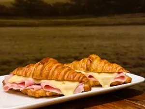 Croissant con jamón y queso