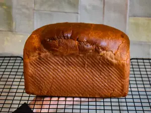 Pan brioche de molde de masa madre