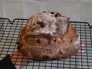 Pan integral con pasas y nueces de masa madre
