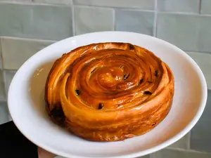 Roll con pasas y avellanas