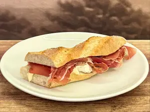 Sandwich baguette crudo & brie
