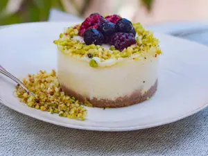 Cheesecake pistacho y frutos rojos.