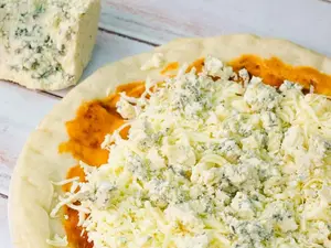 Pizza de roquefort y mozarella