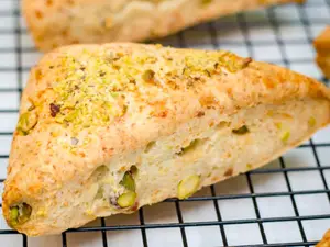 Scon de pistacho y parmesano