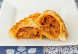 Empanada bondiola y cheddar