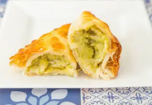 Empanada espinaca salsa blanca