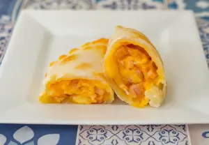 Empanada panceta con ciruelas
