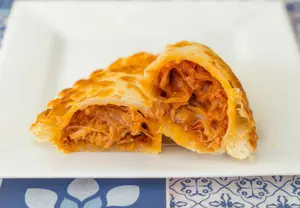 Empanada salchicha y cheddar