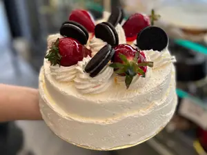 Torta clasica con crema y dulce de leche