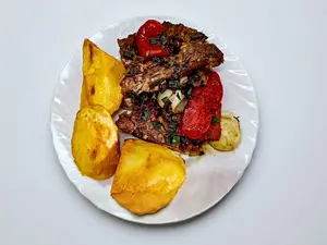 Costillitas de cerdo con cebolla y morrón