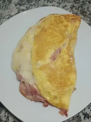 Omelette de jamón y queso