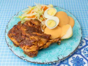 Pollada con papa, ensalada y 2 cremas