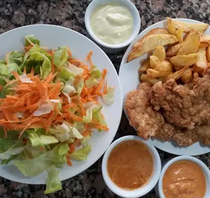 Pollo broaster con papas doradas y crema
