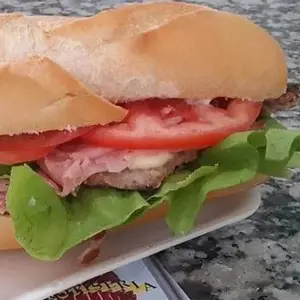 Sandwich De Milanesa Con Jamon, Queso, Lechuga, Tomate Y Mayonesa Casera
