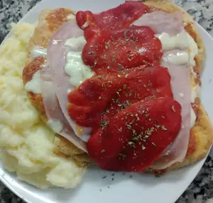 Suprema Con Jamón Y Morrones